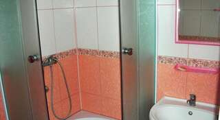 Гостевой дом Розовый Фламинго Саки Трехместный номер с собственной ванной комнатой-1