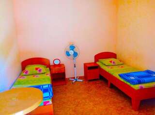 Гостевой дом Розовый Фламинго Саки Двухместный номер с 2 отдельными кроватями и общей ванной комнатой-1