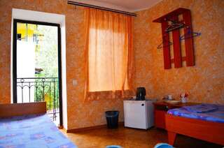 Гостевой дом Розовый Фламинго Саки Трехместный номер с общей ванной комнатой-1